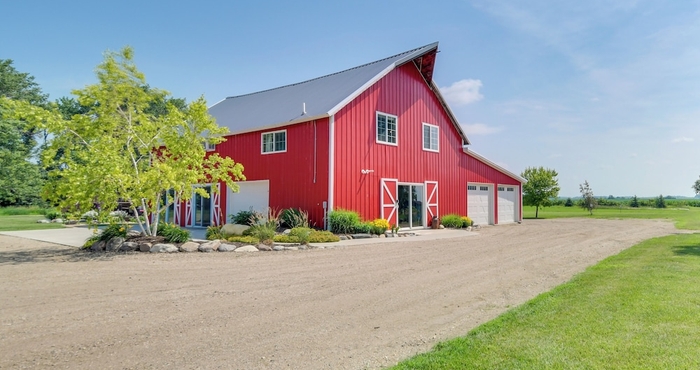 อื่นๆ Unique, Renovated Barn Vacation Rental in Donnelly