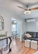 บริเวณนั่งเล่น Cozy Warsaw Cottage: Walk to Drake Harbor!