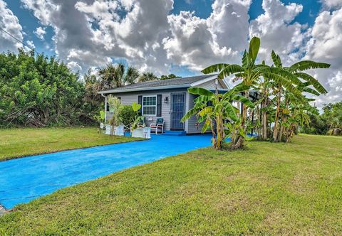 Others Cozy Canalfront Home < 2 Miles to Hudson Beach!