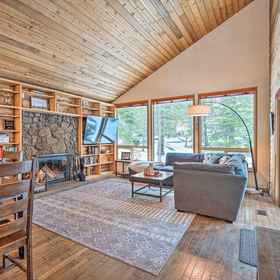 Primary image 1 Memorable Woodland Getaway w/ Hot Tub & Grill!, 데슈츠 카운티 호텔