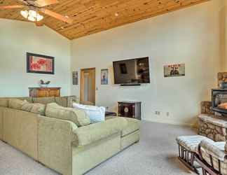 Lainnya 2 Pet-friendly Mtn Home w/ Deck, Half-mi to Hiking!