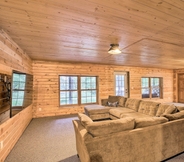 Lainnya 4 Splendid Family Cabin w/ Hot Tub & Grill!