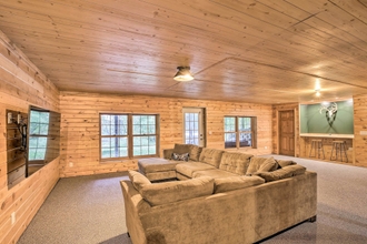 Others 4 Splendid Family Cabin w/ Hot Tub & Grill!