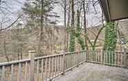 Others 2 Inviting Apartment w/ Deck in Smoky Mountains