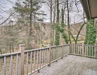 Others 2 Inviting Apartment w/ Deck in Smoky Mountains