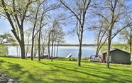 อื่นๆ 7 Hilltop Green Lake Home: Dock, Kayaks, Views!