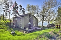 Others Hilltop Green Lake Home: Dock, Kayaks, Views!