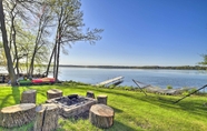 อื่นๆ 6 Hilltop Green Lake Home: Dock, Kayaks, Views!