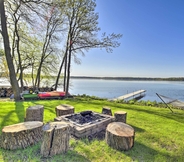 Others 6 Hilltop Green Lake Home: Dock, Kayaks, Views!