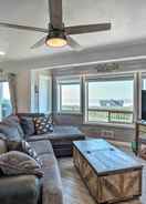 Imej utama Gold Beach Home w/ Hot Tub, 1/4 Mi to Beach!