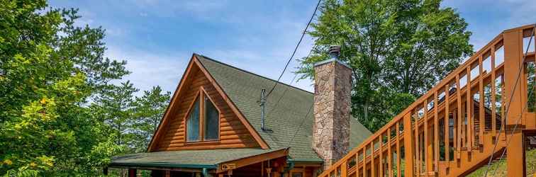 Others Inviting Sevierville Cabin w/ Deck & Hot Tub!