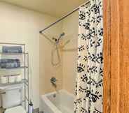 Lain-lain 3 Modern Anchorage Townhome: 8 Mi to Downtown!