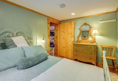 Lain-lain 5 Ossipee Lake Cottage w/ Screened Porch & Fire Pit!
