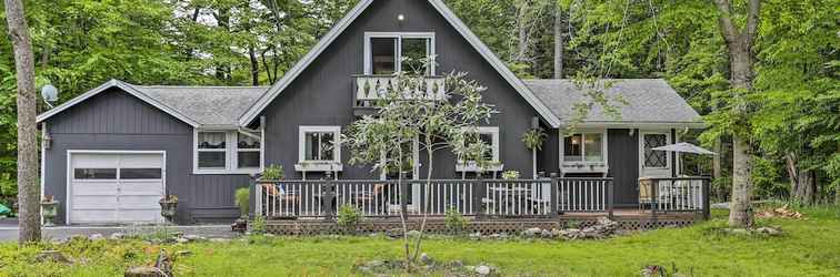 Khác Chic, Pet-friendly Cottage w/ Deck + Fire Pit!