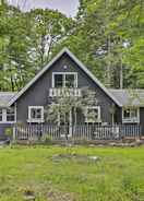 Imej utama Chic, Pet-friendly Cottage w/ Deck + Fire Pit!