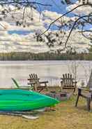 Imej utama Lovely Lakefront Cottage w/ Fire Pit & Yard!