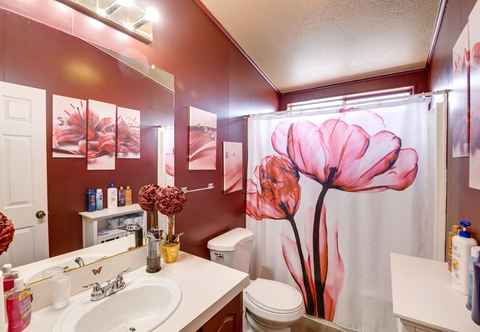 Lainnya Red Bluff Home w/ Laptop-friendly Workspace!