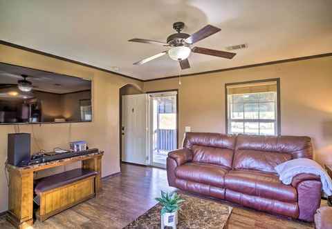 Others Warm + Inviting Denham Springs Home w/ Deck!