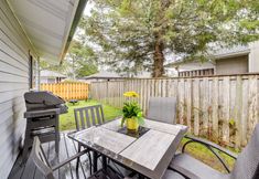 Others 4 Walk to Seaside Beach: Vacation Rental Cottage!