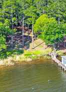 Imej utama Lakefront Hidden Pines Cottage w/ Boathouse