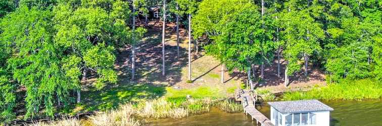 Others Lakefront Hidden Pines Cottage w/ Boathouse