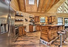 Others 7 Riverfront Cabin w/ Hot Tub - 3 Miles to Dollywood