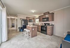 Others 2 Cassopolis Cabin, Private Deck & Lake Access!