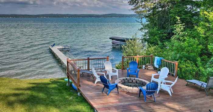 อื่นๆ Torch Lake Home w/ 116 Feet of Blue Water Access!