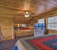 Lain-lain 7 Gatlinburg Studio Cabin w/ Pool Table & Hot Tub!