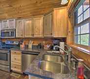 Lain-lain 2 Gatlinburg Studio Cabin w/ Pool Table & Hot Tub!