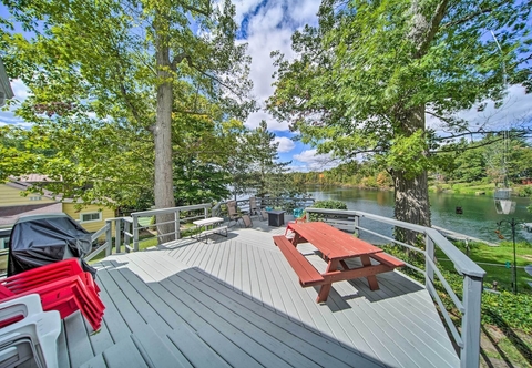 Lain-lain Lakefront Burton Home w/ Deck, Grill + Views!