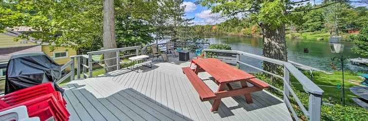 อื่นๆ Lakefront Burton Home w/ Deck, Grill + Views!