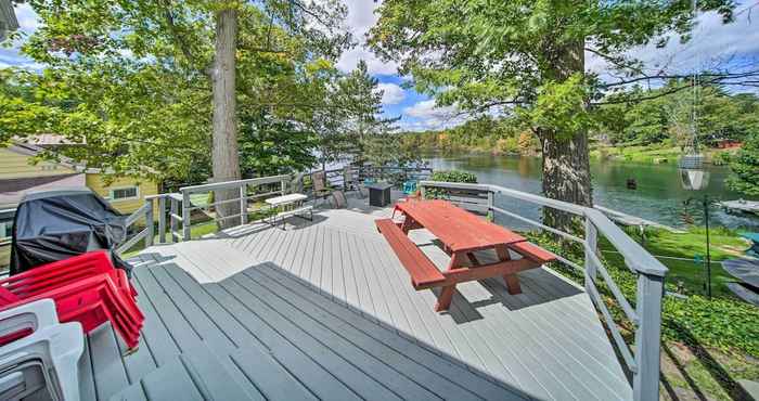 อื่นๆ Lakefront Burton Home w/ Deck, Grill + Views!