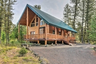 Lain-lain Island Park Cabin w/ Stunning Forest Views!