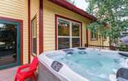 Others 7 Modern Victorian Chalet Hot Tub 3 Blocks to Main Fully Fenced Yard