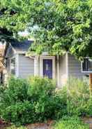Imej utama Modern Littleton Cottage 2 Blocks to Main Pets Fenced Backyard Firepit