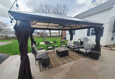 Others Nitschke's Nest- 1 Bedroom Suite With a Private Deck! 1 Apts by Redawning
