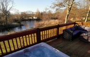 Others 5 Starlight Log Cabin - With Hot Tub and Lake View