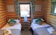 Others 3 Starlight Log Cabin - With Hot Tub and Lake View