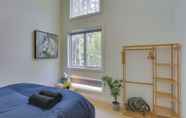 Lainnya 3 Charming Swan Lake Apartment w/ Deck!