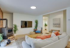 其他 2 Charming Swan Lake Apartment w/ Deck!