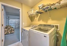 Lainnya 4 Spacious Family Home w/ Spa in Davenport!