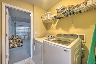 Lainnya 4 Spacious Family Home w/ Spa in Davenport!