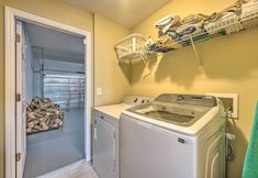 其他 4 Spacious Family Home w/ Spa in Davenport!