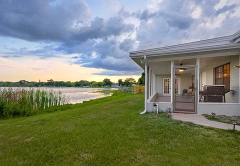 Others Hook, Line & Leisure: Lakefront Gem, 2 Mi to Dtwn