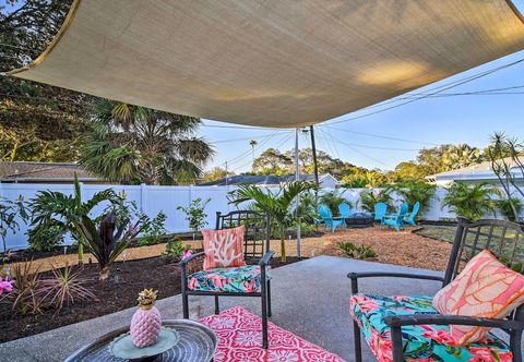 Lain-lain Lush Seminole Surf Inn w/ Backyard Fire Pit!