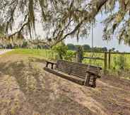 อื่นๆ 7 Lakeside Crescent City Cottage: Boat + Dock!