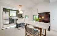 Lainnya 2 Striking Getaway in Desirable Tampa District!