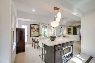 Others 4 Striking Getaway in Desirable Tampa District!