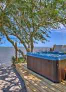 Imej utama Tropical Villa: Screened Porch & Water View!